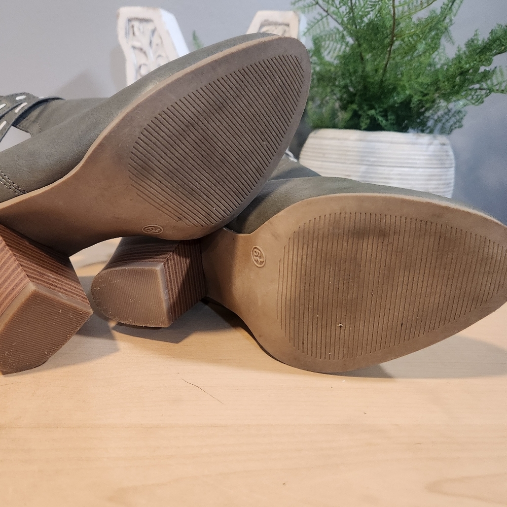 Grey Booties - Picture 4 of 5